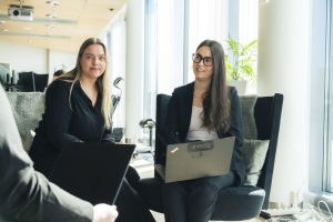 RecQ:n asiantuntijat keskustelevat aulassa kannettavat mukanaan