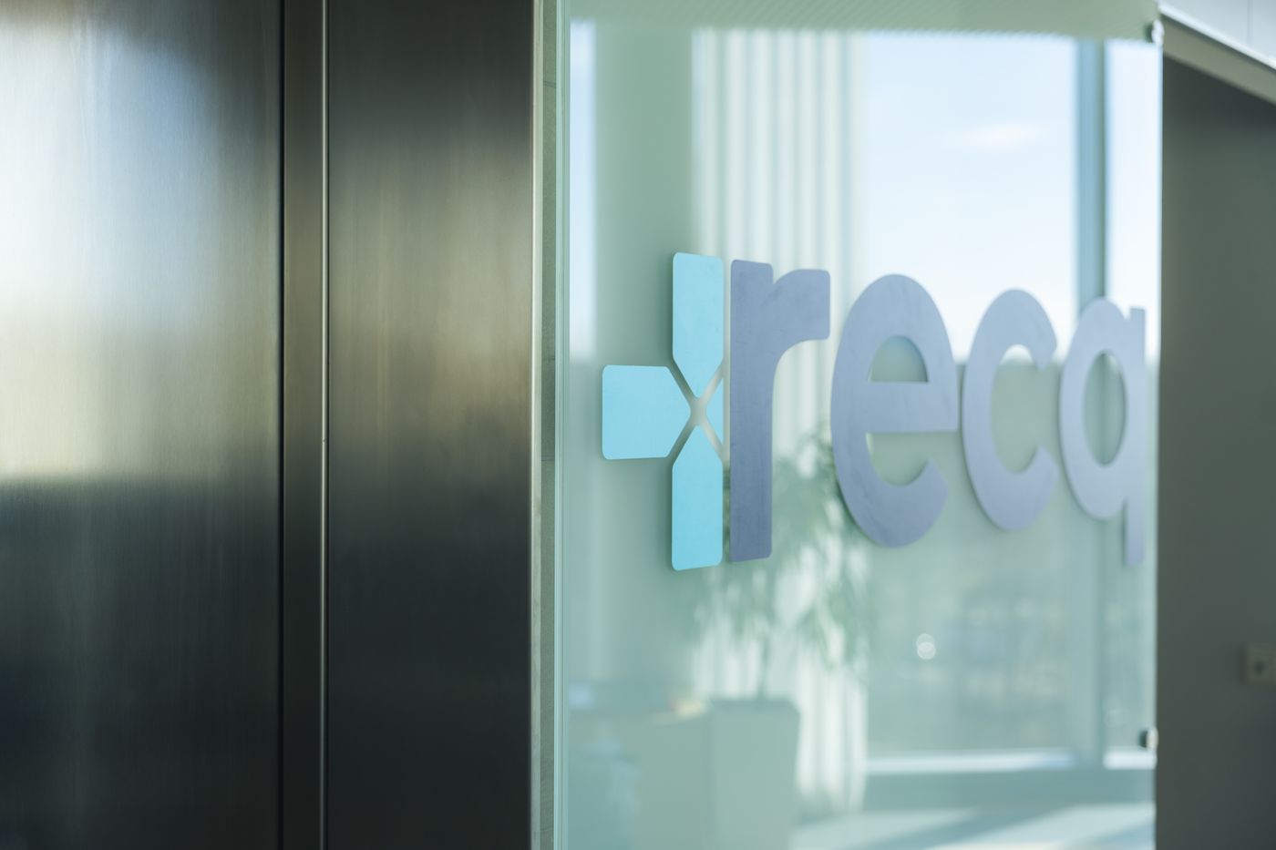 RecQ:n logo toimiston lasiseinässä